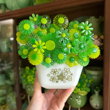Load image into Gallery viewer, Pyrex 501 with Flowers