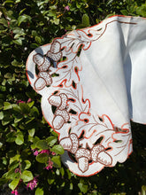 Load image into Gallery viewer, Acorn Table Runner