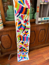 Load image into Gallery viewer, Multi Color Table Runner