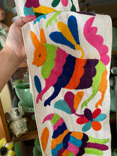 Load image into Gallery viewer, Multi Color Table Runner