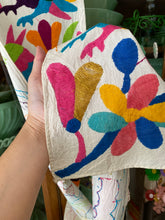 Load image into Gallery viewer, Multi Color Table Runner