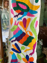 Load image into Gallery viewer, Multi Color Table Runner