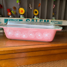 Load image into Gallery viewer, Pyrex JAJ Pink Daisy Space Saver 575
