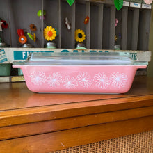 Load image into Gallery viewer, Pyrex JAJ Pink Daisy Space Saver 575
