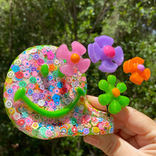 Load image into Gallery viewer, Confetti Smiley Kinetic
