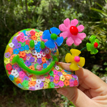 Load image into Gallery viewer, Confetti Smiley Kinetic
