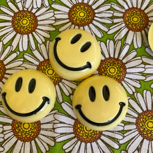 Load image into Gallery viewer, Pale Yellow Smiley Pin
