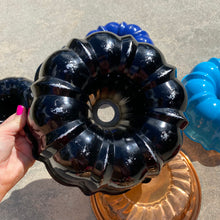 Load image into Gallery viewer, Black POINTY Bundt Pan
