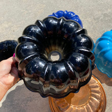 Load image into Gallery viewer, Black POINTY Bundt Pan
